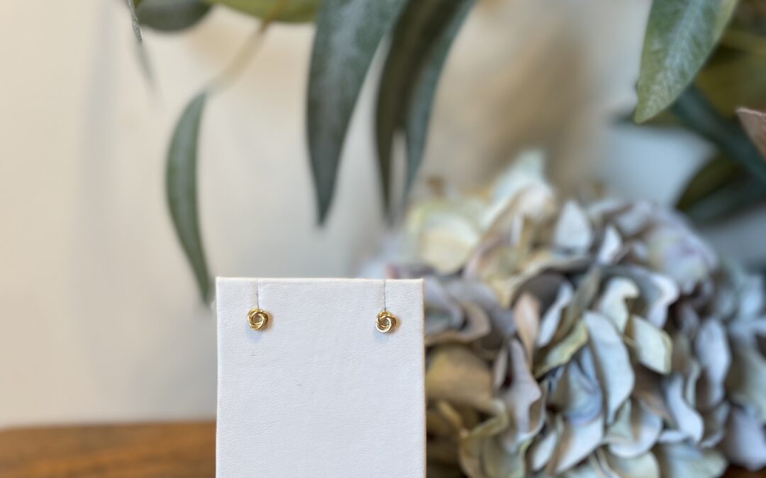 MoMuse Knot Stud Earrings