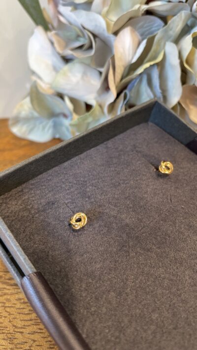 MoMuse Gold Knot stud earrings